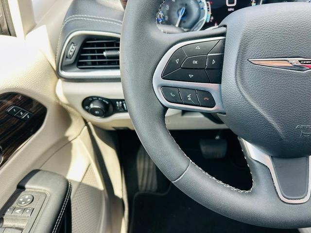 Photo of 2023 Granite Crystal Clearcoat Metallic Chrysler Pacifica