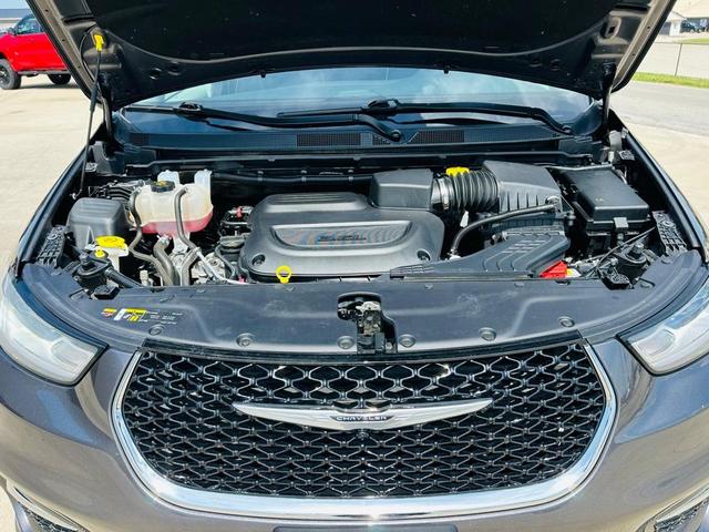 Photo of 2023 Granite Crystal Clearcoat Metallic Chrysler Pacifica