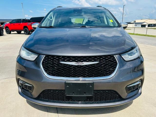 Photo of 2023 Granite Crystal Clearcoat Metallic Chrysler Pacifica