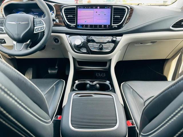 Photo of 2023 Granite Crystal Clearcoat Metallic Chrysler Pacifica