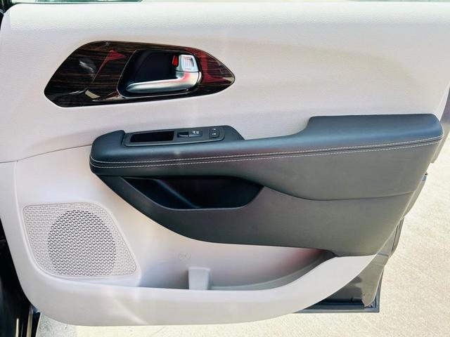 Photo of 2023 Granite Crystal Clearcoat Metallic Chrysler Pacifica
