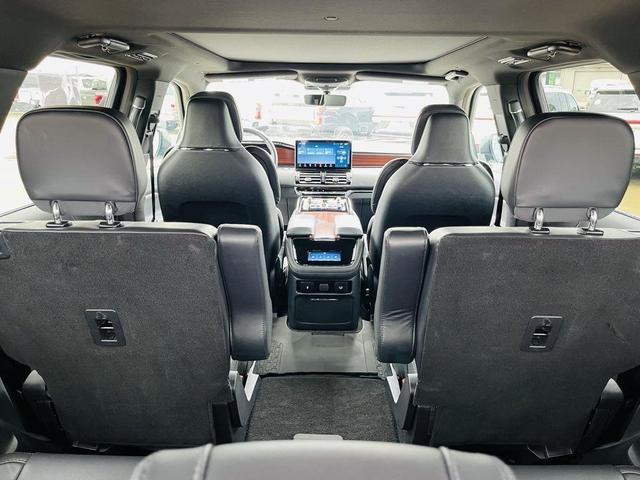 Photo of 2023 Pristine White Lincoln Navigator