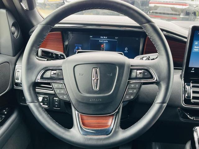 Photo of 2023 Pristine White Lincoln Navigator