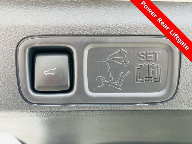 Photo of 2023 Pristine White Lincoln Navigator