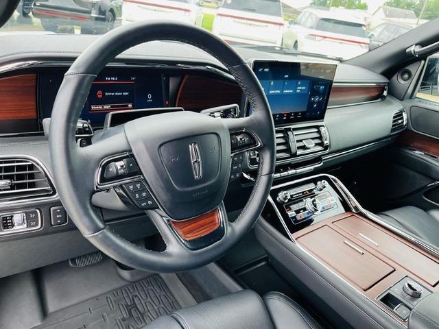 Photo of 2023 Pristine White Lincoln Navigator