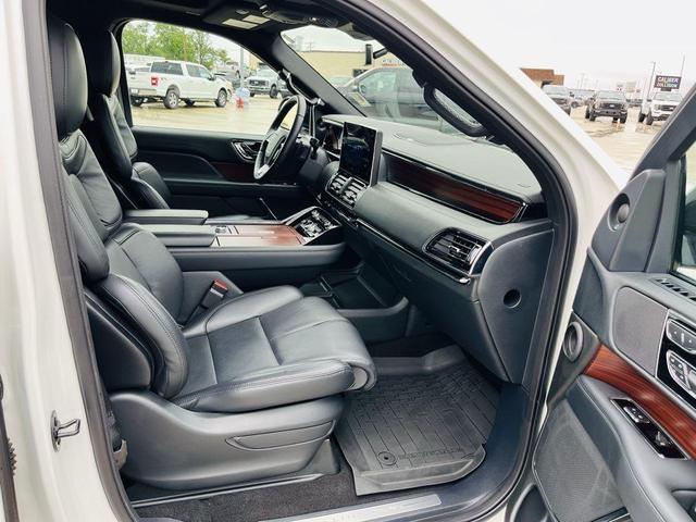 Photo of 2023 Pristine White Lincoln Navigator