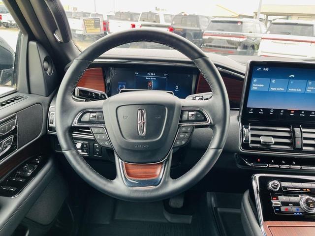 Photo of 2023 Pristine White Lincoln Navigator