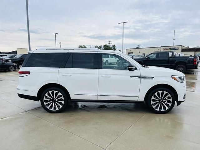Photo of 2023 Pristine White Lincoln Navigator