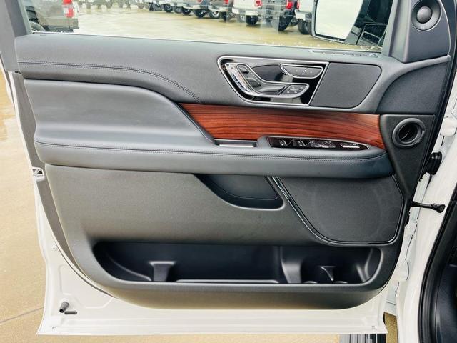 Photo of 2023 Pristine White Lincoln Navigator