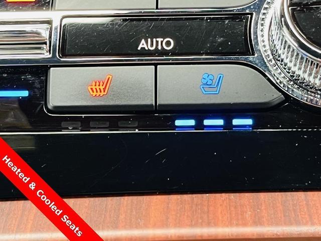Photo of 2023 Pristine White Lincoln Navigator