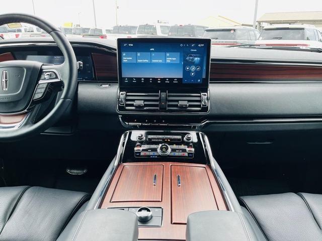 Photo of 2023 Pristine White Lincoln Navigator