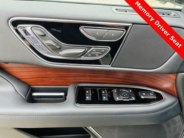 Photo of 2023 Pristine White Lincoln Navigator