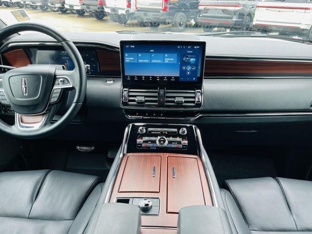 Photo of 2023 Pristine White Lincoln Navigator