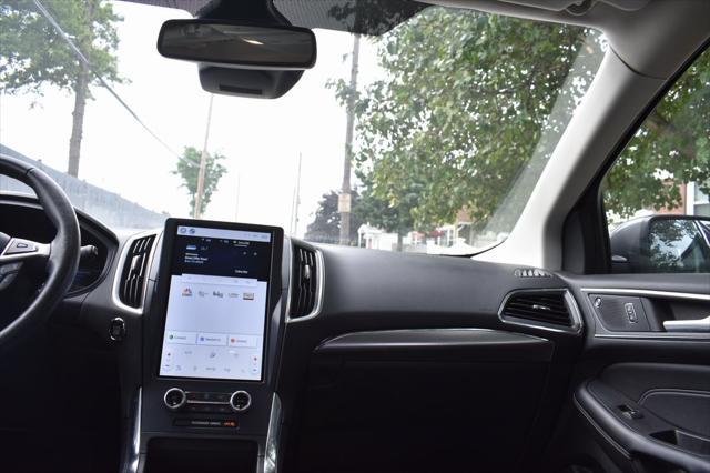 Photo of 2022 Gray Metallic Ford Edge