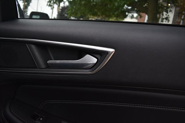 Photo of 2022 Gray Metallic Ford Edge