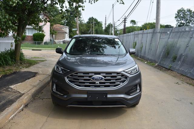 Photo of 2022 Gray Metallic Ford Edge