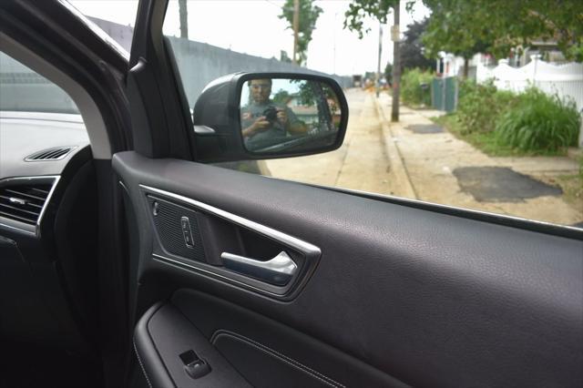 Photo of 2022 Gray Metallic Ford Edge