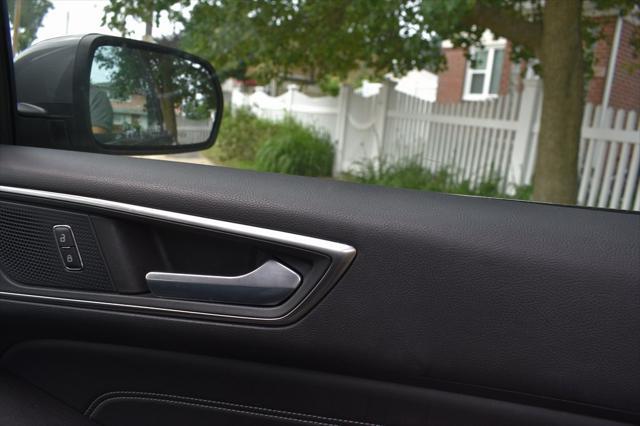 Photo of 2022 Gray Metallic Ford Edge
