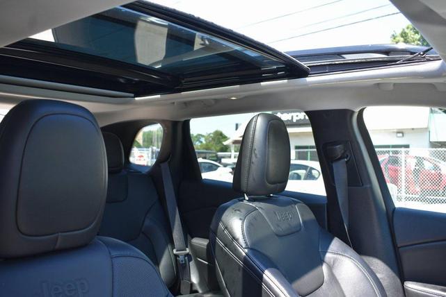 Photo of 2022 Diamond Black Crystal Pearlcoat Jeep Cherokee
