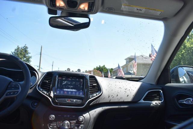 Photo of 2022 Diamond Black Crystal Pearlcoat Jeep Cherokee