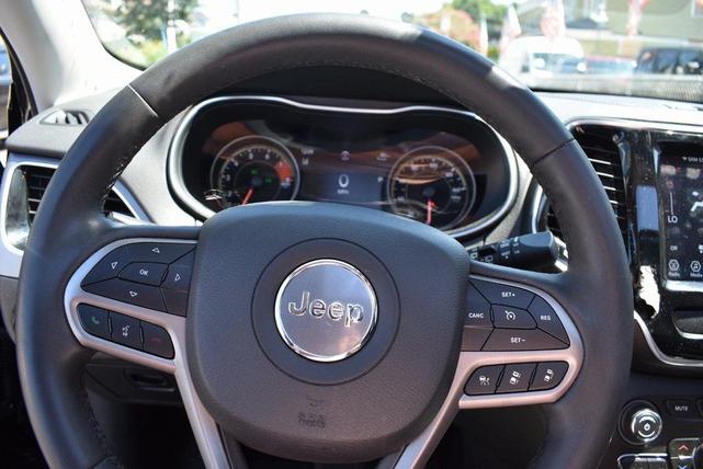 Photo of 2022 Diamond Black Crystal Pearlcoat Jeep Cherokee