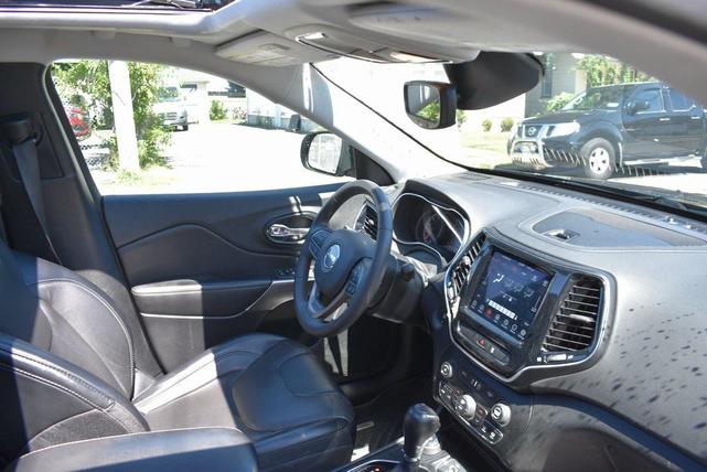 Photo of 2022 Diamond Black Crystal Pearlcoat Jeep Cherokee