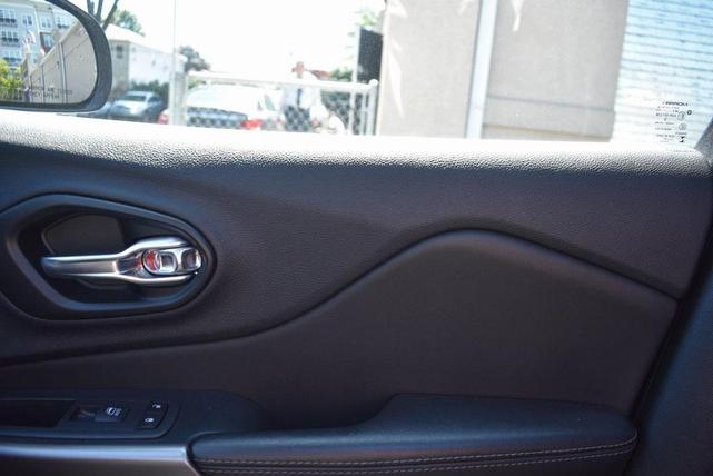 Photo of 2022 Diamond Black Crystal Pearlcoat Jeep Cherokee