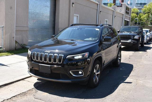 Photo of 2022 Diamond Black Crystal Pearlcoat Jeep Cherokee