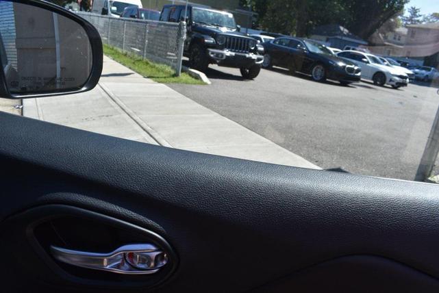 Photo of 2022 Diamond Black Crystal Pearlcoat Jeep Cherokee