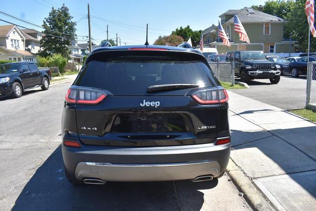 Photo of 2022 Diamond Black Crystal Pearlcoat Jeep Cherokee