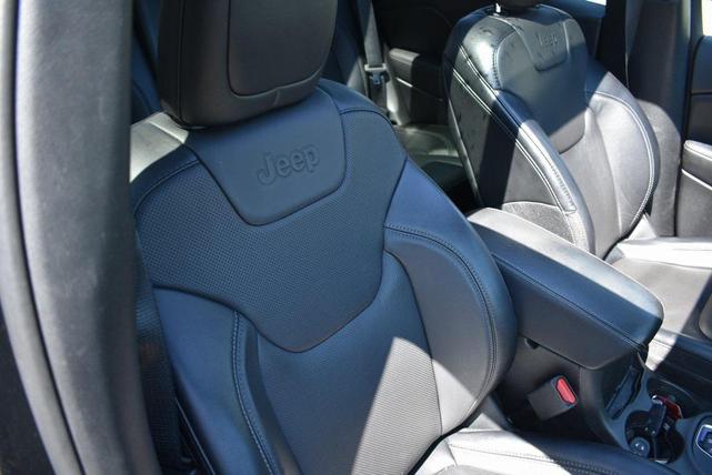 Photo of 2022 Diamond Black Crystal Pearlcoat Jeep Cherokee