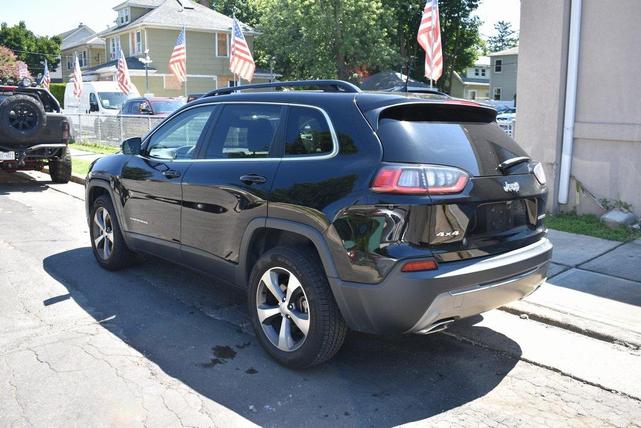 Photo of 2022 Diamond Black Crystal Pearlcoat Jeep Cherokee