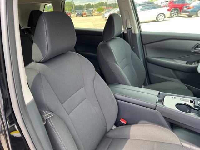Photo of 2025 Super Black Nissan Rogue