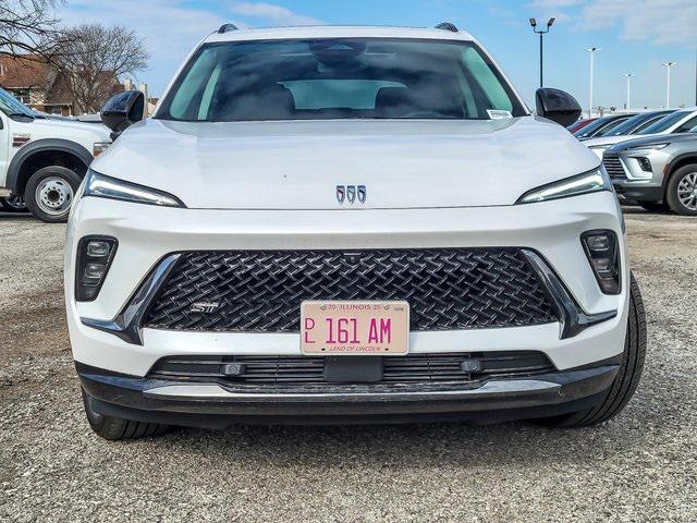Photo of 2025 White Frost Buick Envision