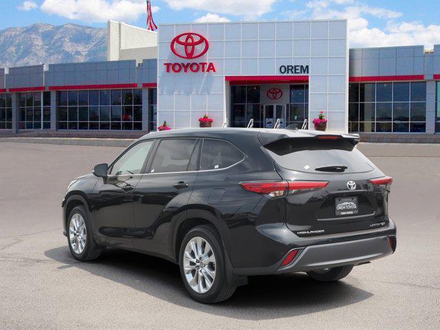 Photo of 2023 Midnight Black Metallic Toyota Highlander
