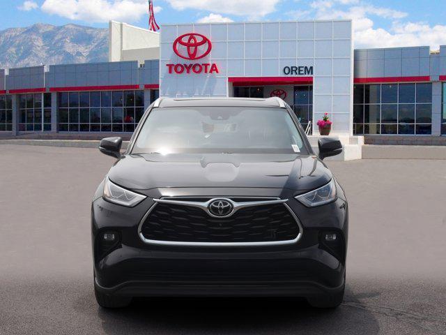 Photo of 2023 Midnight Black Metallic Toyota Highlander