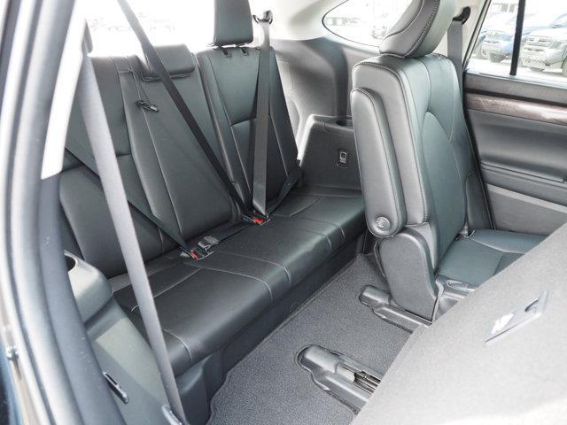 Photo of 2023 Midnight Black Metallic Toyota Highlander