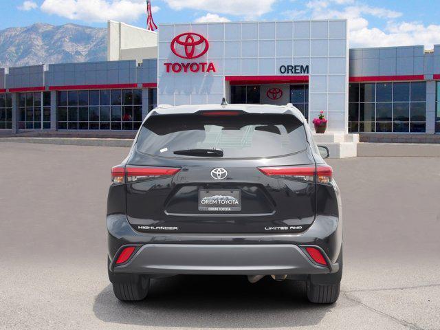 Photo of 2023 Midnight Black Metallic Toyota Highlander