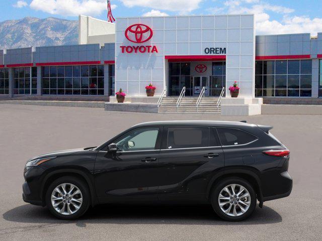 Photo of 2023 Midnight Black Metallic Toyota Highlander