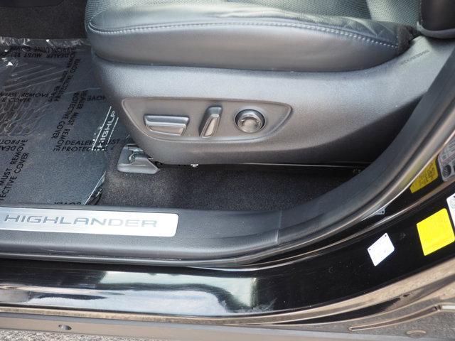 Photo of 2023 Midnight Black Metallic Toyota Highlander