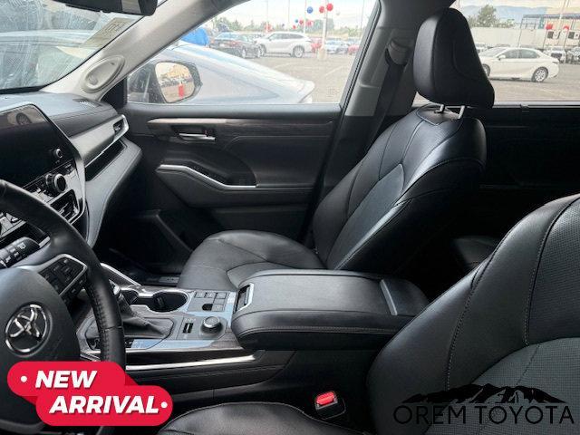 Photo of 2023 Midnight Black Metallic Toyota Highlander