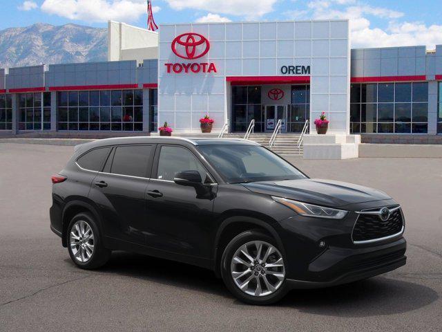 Photo of 2023 Midnight Black Metallic Toyota Highlander