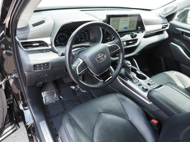 Photo of 2023 Midnight Black Metallic Toyota Highlander