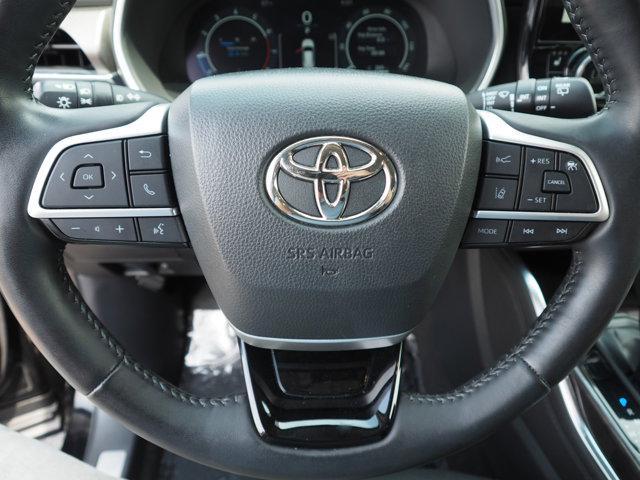 Photo of 2023 Midnight Black Metallic Toyota Highlander