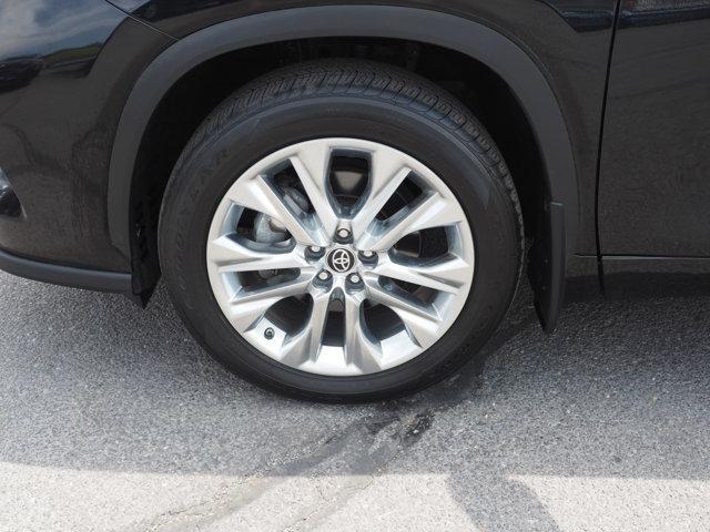 Photo of 2023 Midnight Black Metallic Toyota Highlander