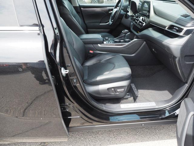 Photo of 2023 Midnight Black Metallic Toyota Highlander