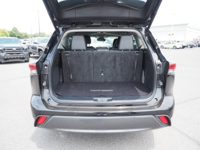 Photo of 2023 Midnight Black Metallic Toyota Highlander