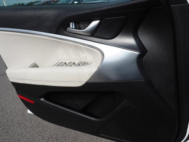 Photo of 2025 Uyuni White Genesis G70
