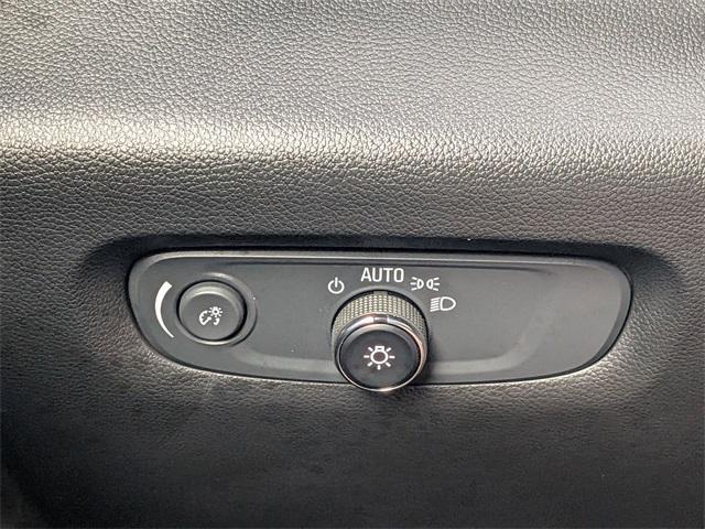 Photo of 2022 Iridescent Pearl Tricoat Chevrolet Traverse