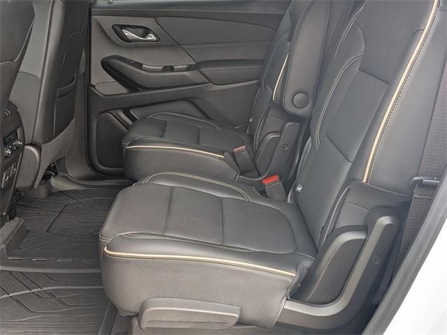 Photo of 2022 Iridescent Pearl Tricoat Chevrolet Traverse